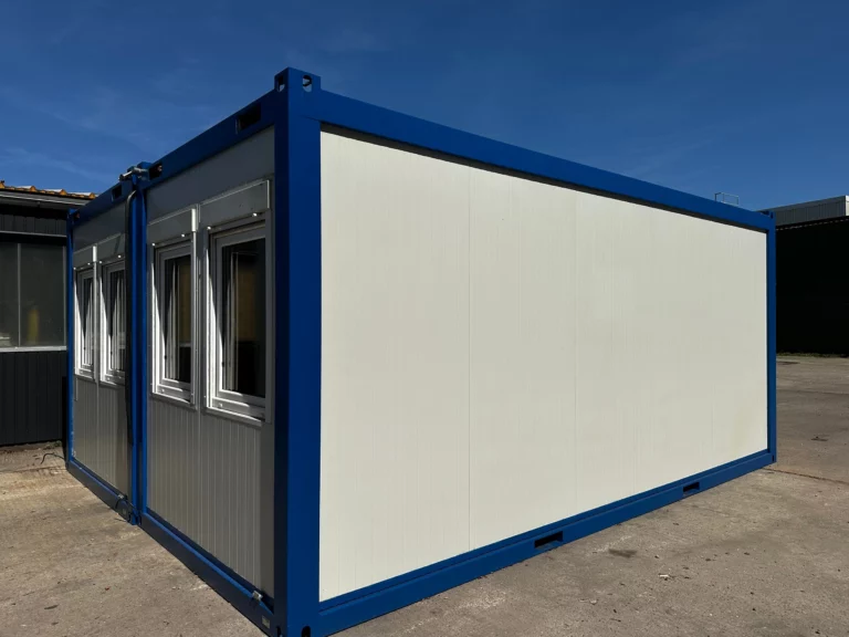 Schrägansicht der Containeranlage aus zwei 20-ft-Containern mit den Fenstern an der Stirnseite.