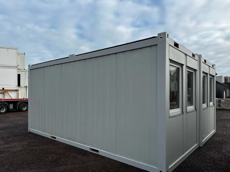 Containeranlage 20 ft aus zwei Containern mit vier Fenstern an der Stirnseite und geschlossener Längsseite, schräg von hinten.