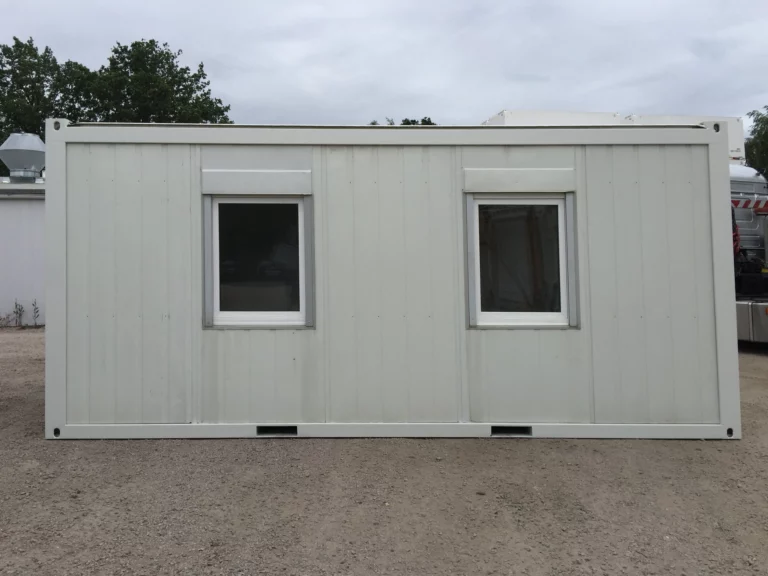 Büro- und Aufenthaltscontainer 20 ft mit zwei Fenstern und Rollladenkästen an der Längsseite.