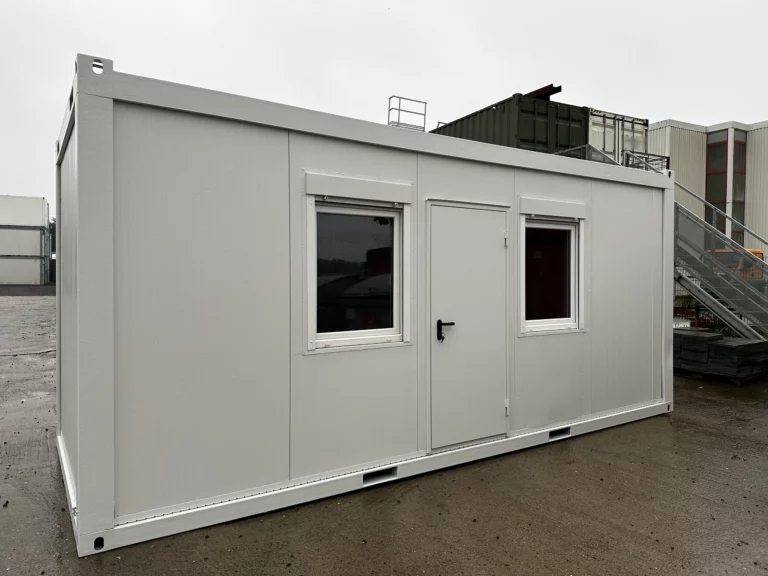 Bürocontainer 20 ft mit Außentür und zwei Fenstern an der Längsseite, schräg von vorn.
