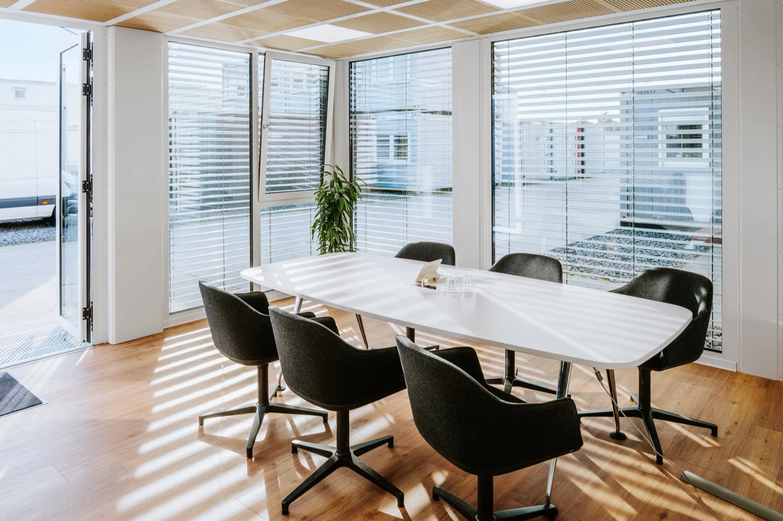 Besprechungsraum mit Eckverglasung und Raffstores