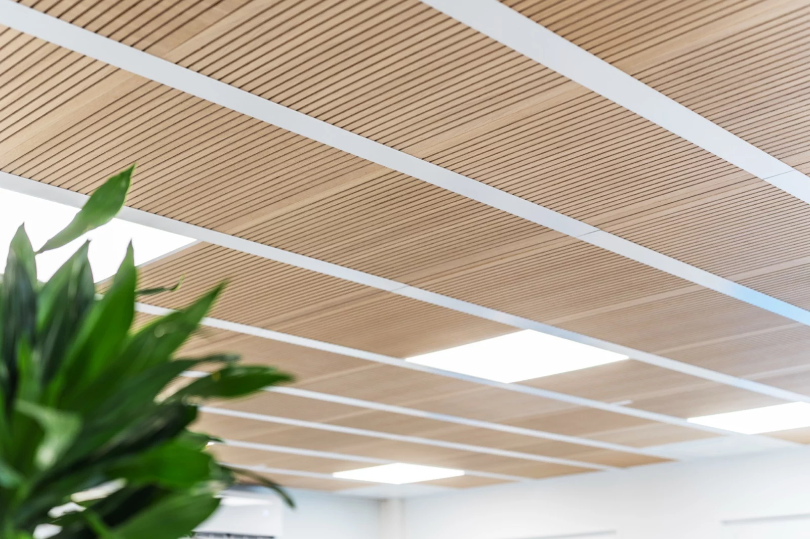 Abgehängte Holzdecke mit LED-Paneelen