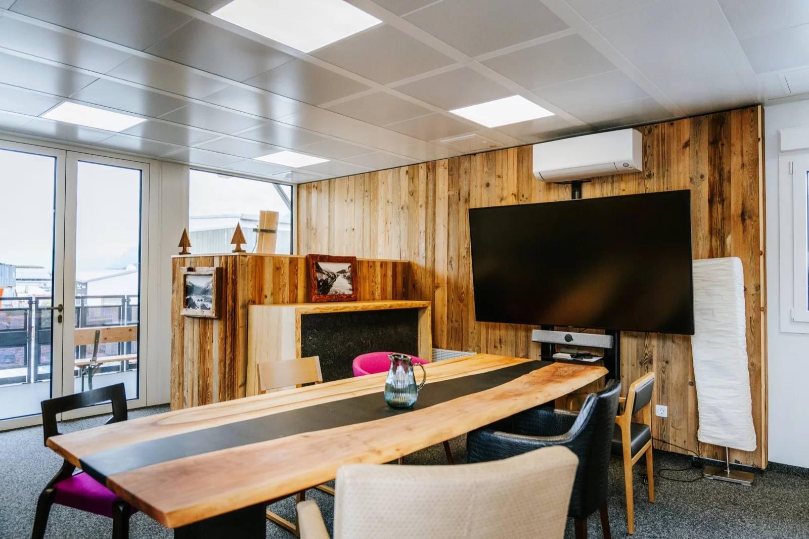 Besprechungsraum mit Stahlkassettendecke und LED-Paneelen