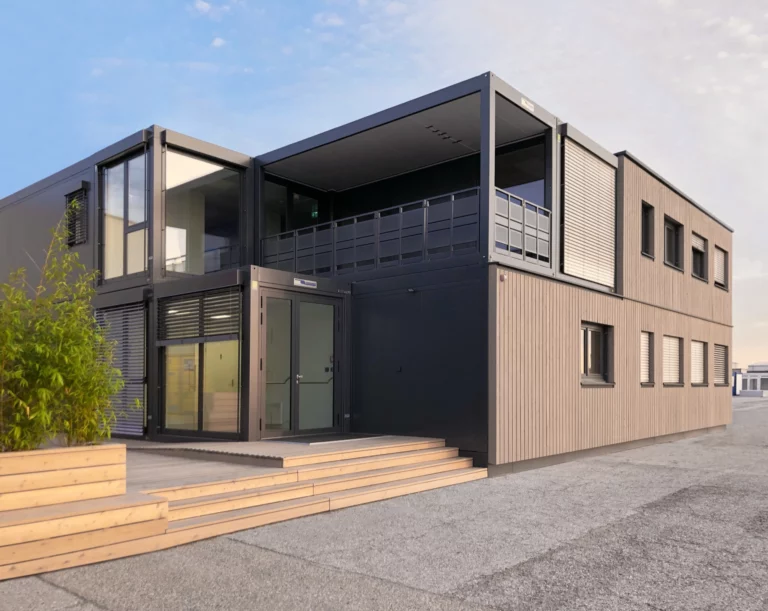 Zweigeschossige PLUS-Line-Anlage mit Holzfassade und Loggia