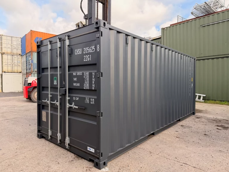 Lagercontainer 20 ft in Anthrazitgrau mit Doppelflügeltür an der Stirnseite, schräg von vorn.