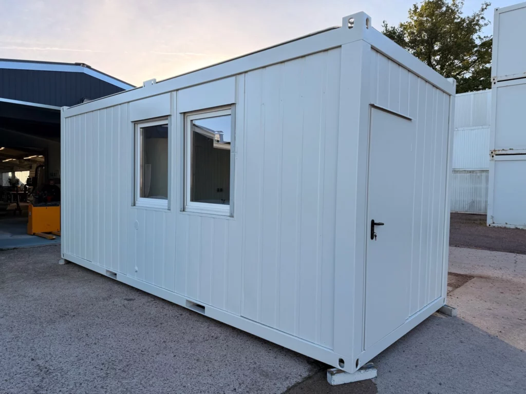 Aufbereiteter gebrauchter 20-Fuß-Bürocontainer auf dem Hof in Sittensen