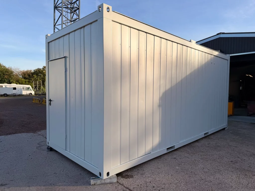 Frisch lackierter weißer Container von der Stirnseite mit Außentür, ohne Rost an Ecken und Rahmen