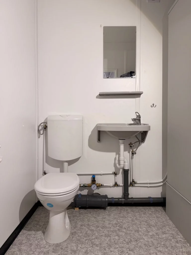 Fertiges Bad mit WC, Waschbecken, Ablage und Spiegel