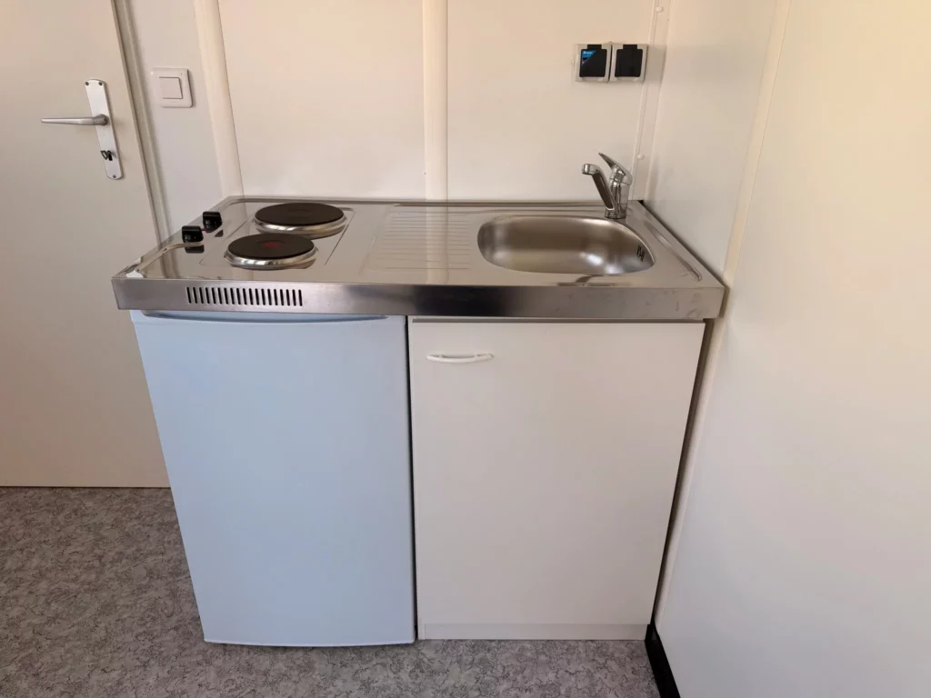 Küchenblock mit zwei Kochplatten, Spüle, Kühlschrank und Unterschrank