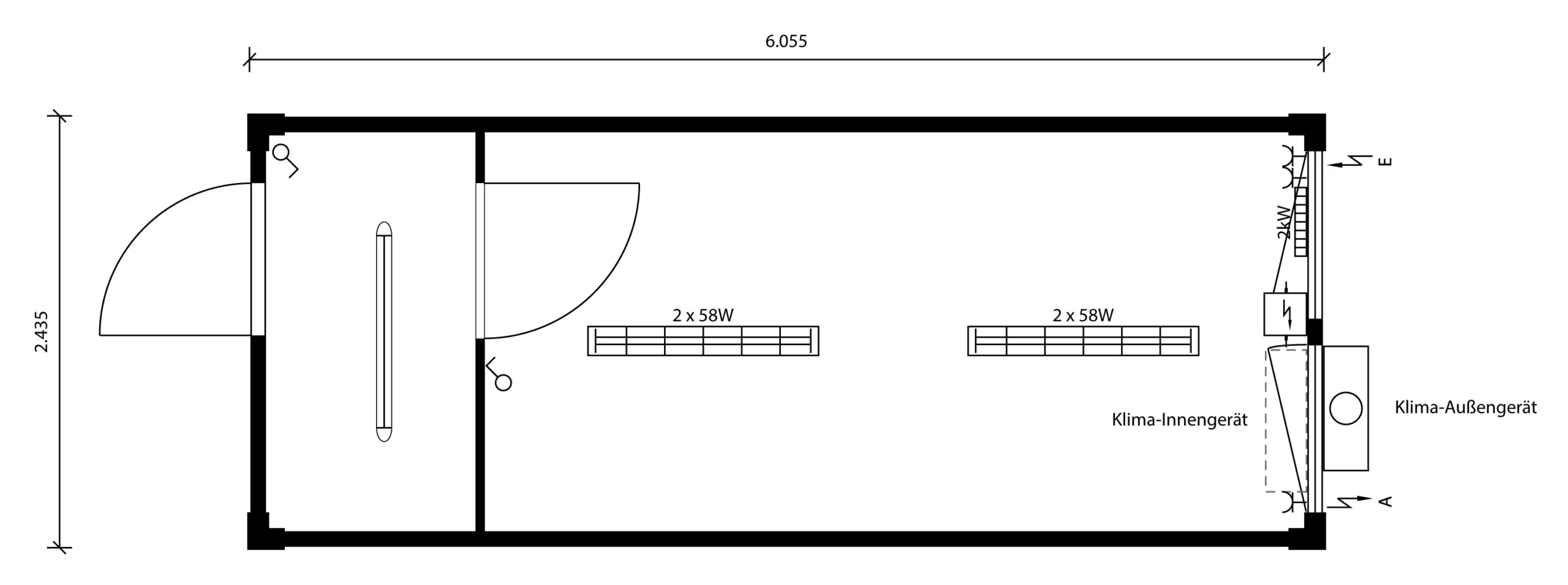 Schematischer Grundriss von RAU-026 mit Vorflur, Büro, Fenstern, Leuchten, Steckdosen und Konvektor.