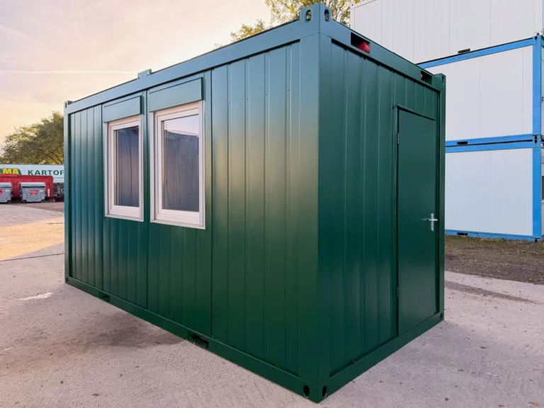 Moosgrüner Büro- und Aufenthaltscontainer 16 ft mit zwei Fenstern an der Längsseite und Tür an der Stirnseite.