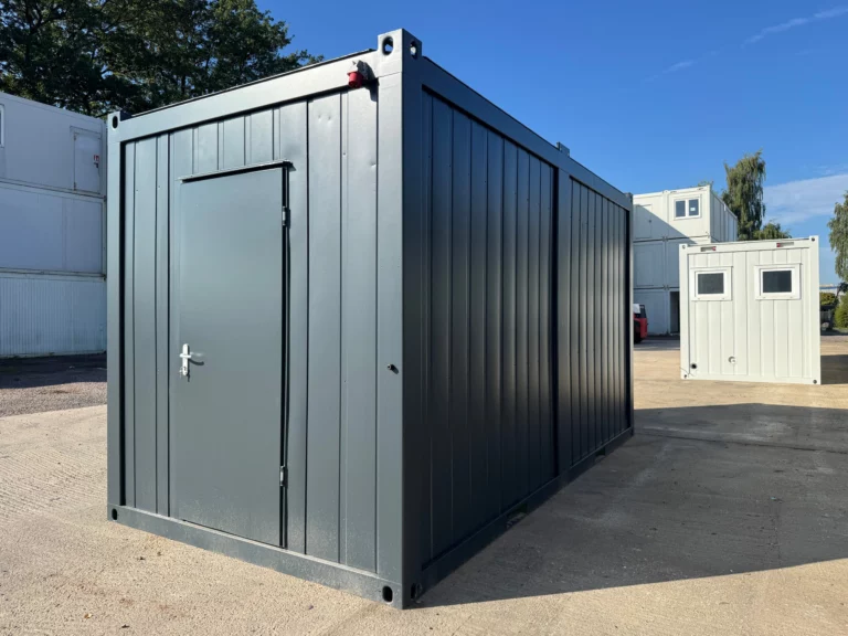 Büro- und Aufenthaltscontainer 16 ft in Anthrazit, Schrägansicht auf die Stirnseite mit Stahltür und die Längsseite.